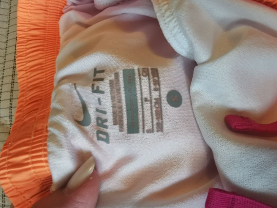 Pantaloni scurti Nike dry fit 128-137 (8-10 ani