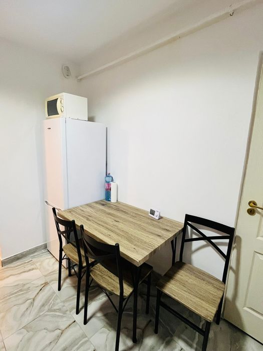 Vand apartament renovat si mobilat.
