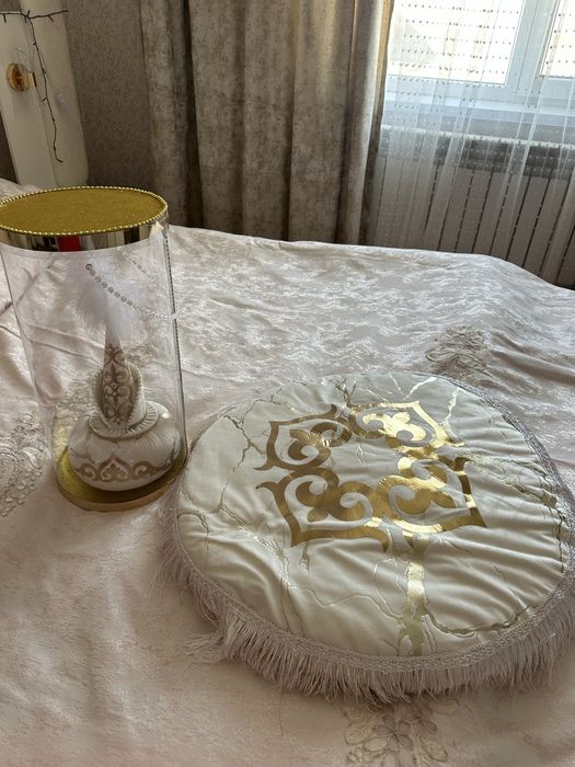 Аренда сәукеле шкатулкасы көрпешесі сырға салуға арналған