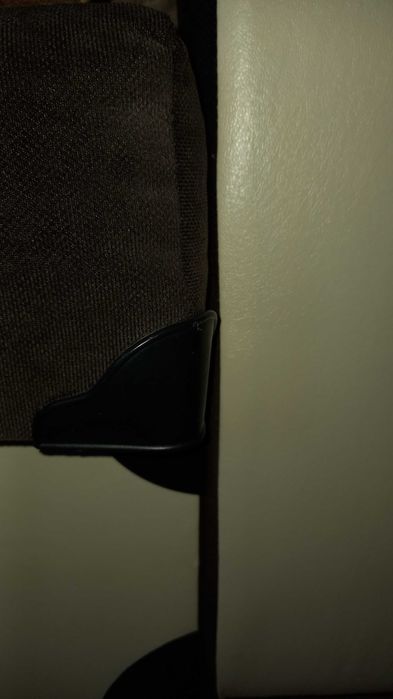 Продавам ъглов клик-клак диван кафяв с бежова кожа и две ракли.