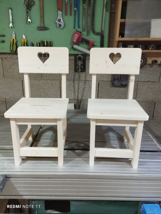 Дървени столчета и маса