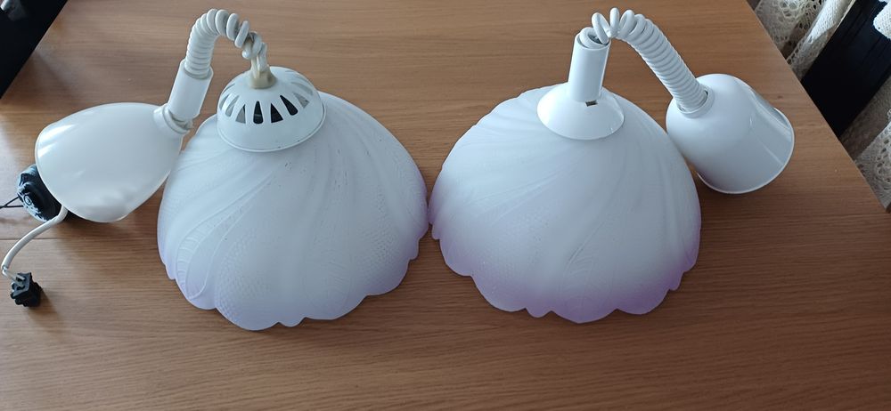 Продавам две осветителни тела.