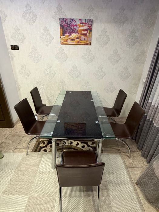 Стеклянный стол-трансформер со стульями