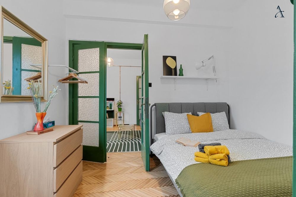 Pat matrimonial Ikea solid și incapator 2,10 x 180. Salteaua inclusa.