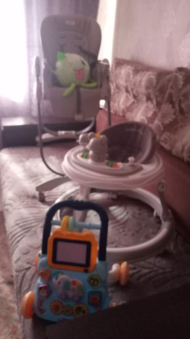 Продам стульчик и двое ходунков
