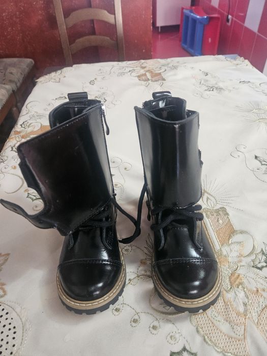 Cizmulite fetite nr 23 din piele lacuita