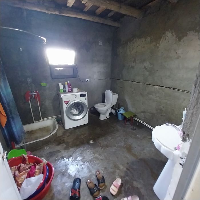 Продаётся дом Дача возле ангрен реки. Двухэтажная с удобствами.