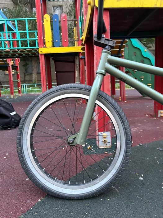 Велосипед BMX в хорошом состоянии