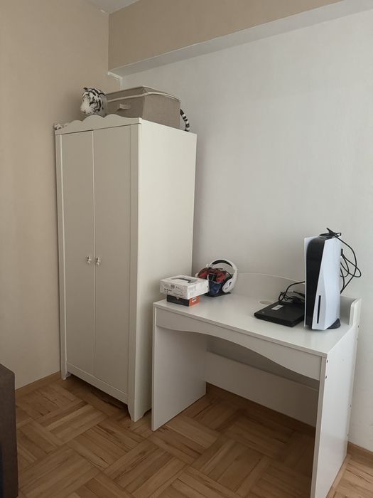 НАМАЛЕНО Бюро в бял цвят (с отвор за кабели и закачалка за чанта)