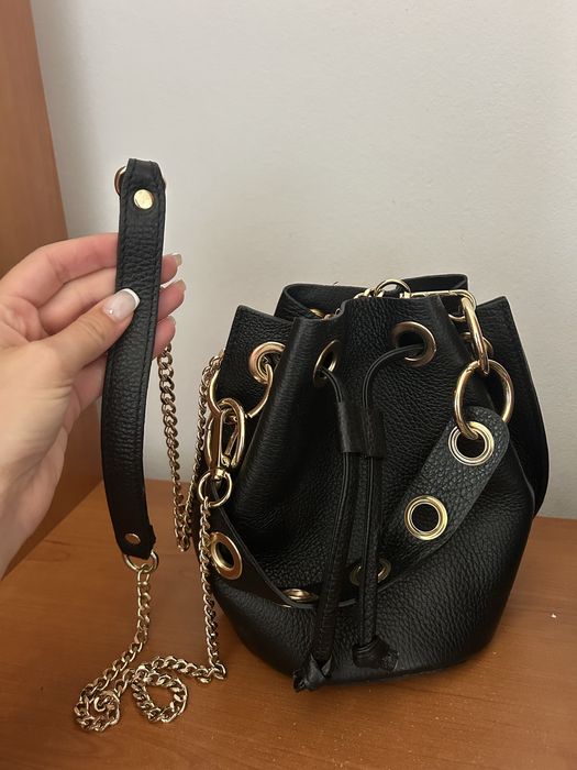 Кожена чанта със златни детайли