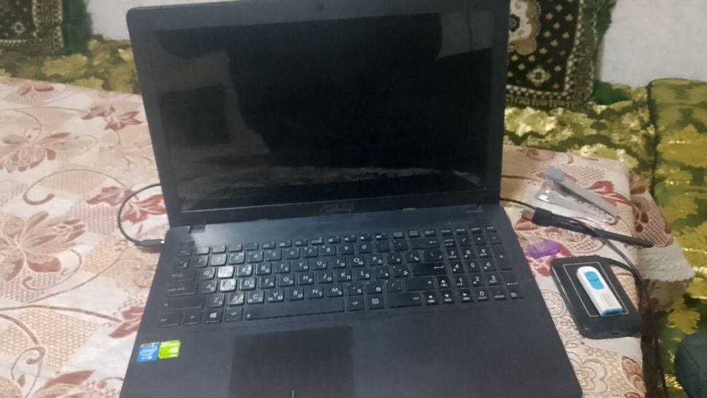 Noutbuk asus holati ishlangan zaryatkasi cheholi mishkasi bor