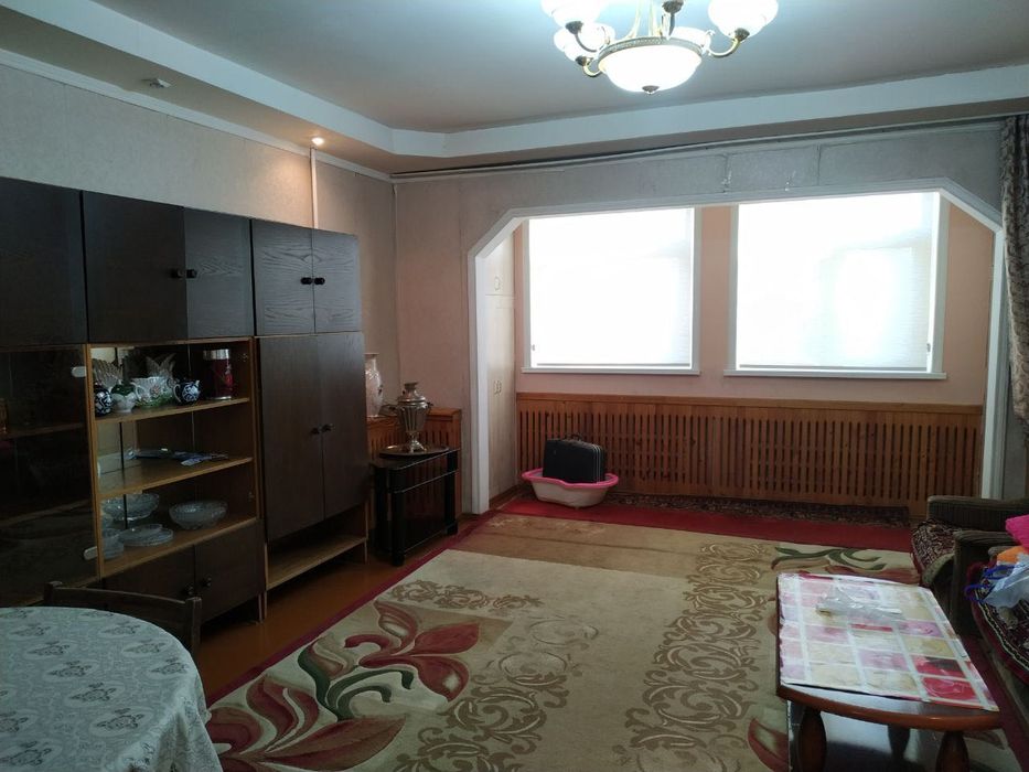 Продам 4-комнатную квартиру на Фархадском базаре , собственник