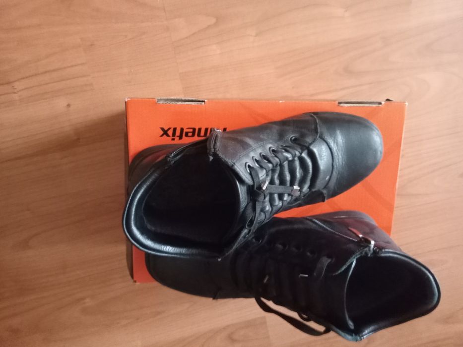 Продам демисезонные ботинки.