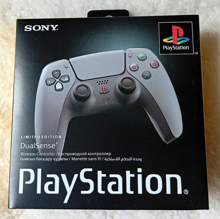PlayStation 5 30th Anniversary Limited Edition Bundle + 2 броя лимитирани контролери и зарядна станция