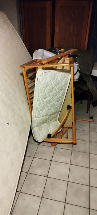 Детско дървено легло с матрак. Леглото е с опция да се люлее.