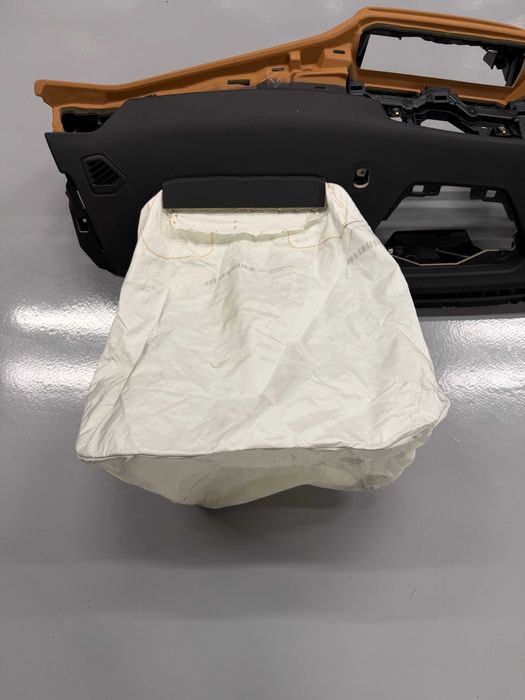 BMW G20 арматурно табло цвят cognac с airbag модул