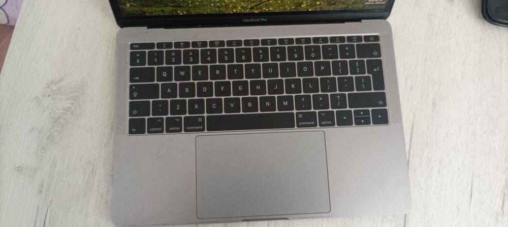 MacBook Pro (13-инчов, 2017 г., четирима Thunderbolt 3 порта)