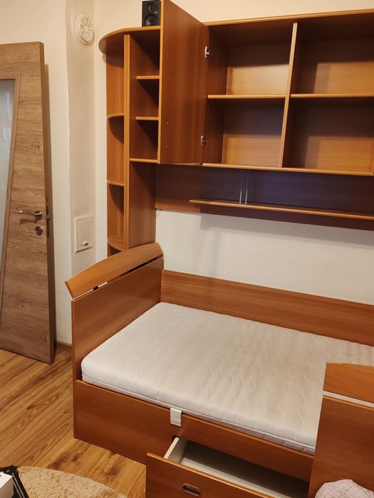 Продавам секция с легла, гардероб и  скрин