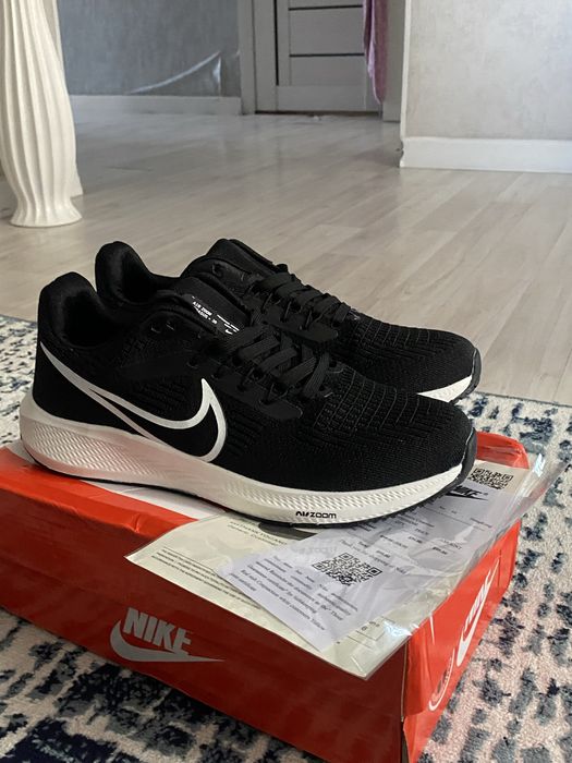 Спортивные кроссовки новые