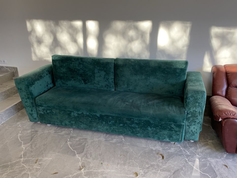 Диван зеленый велюр.