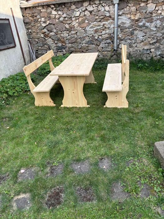 Дървени маси и пейки