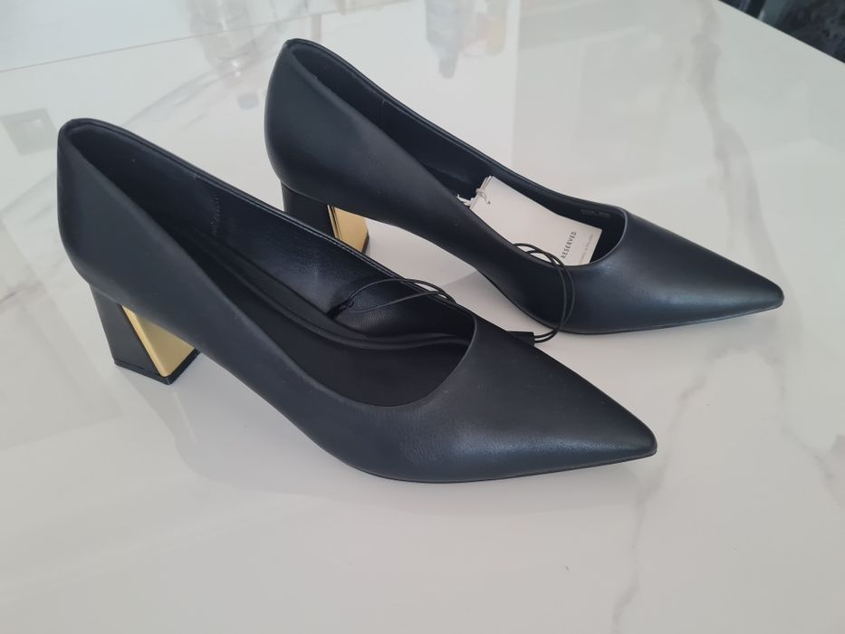 Reserved HOBИ обувки