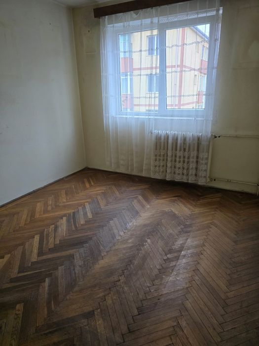 Proprietar vând apartament decomandat 3 camere 90 mp Brad zona Spital
