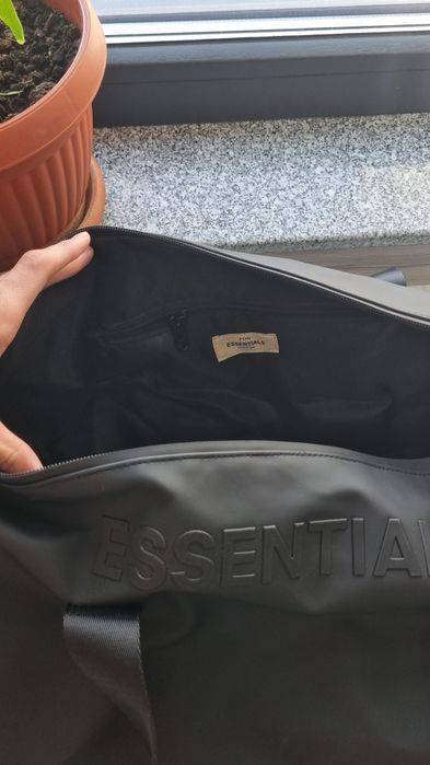Geanta Essentials