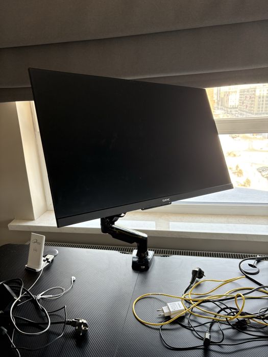 Монитор с кронштейном