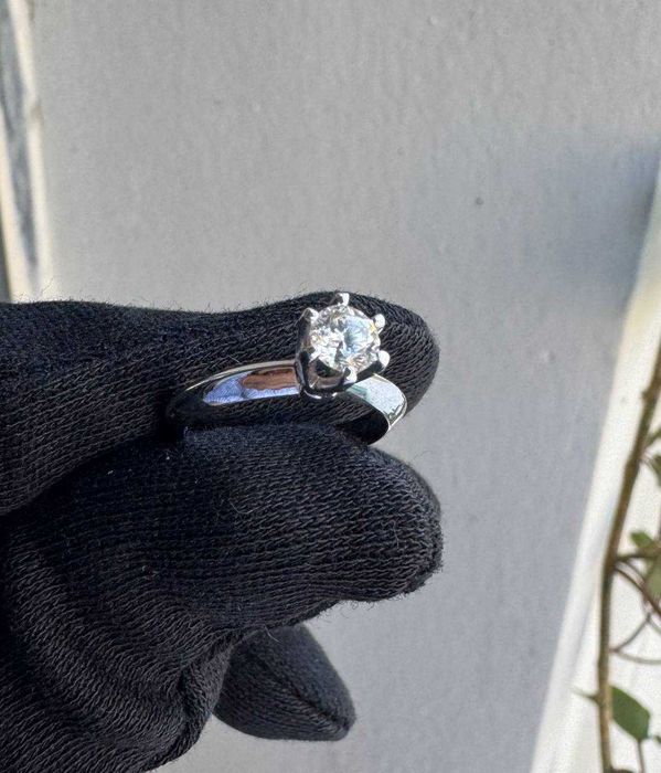 Кольцо с натуральным бриллиантом (помолвочное)