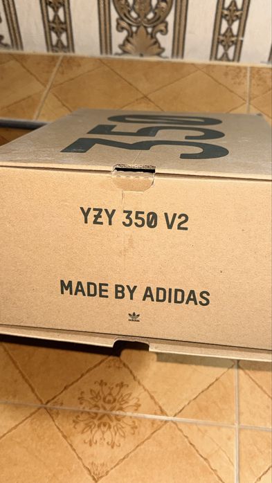 Кроссовки Adidas Yeezy Boost 350 V2 Carbon Beluga  с оранжевой полосой