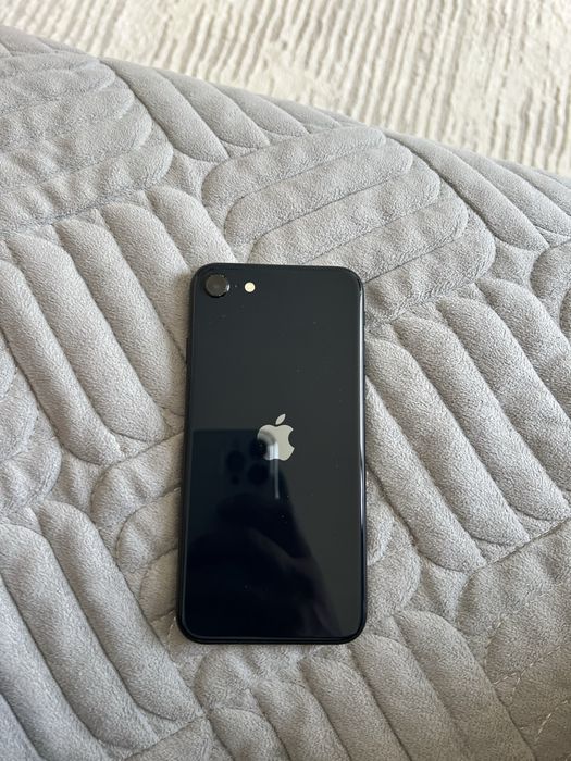 Продам iPhone SE Midnight 64 GB (модель A2783)