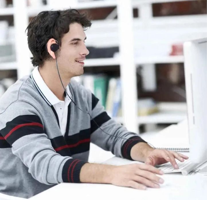 Наушник на одно ухо.