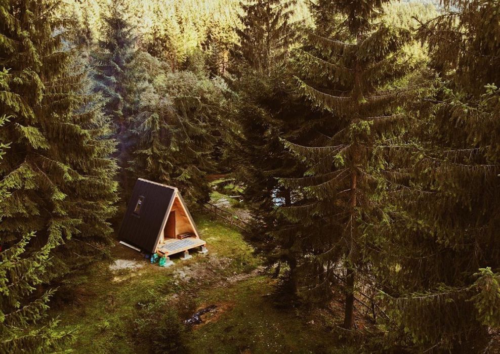 Teren de vânzare cu căsuță A-frame