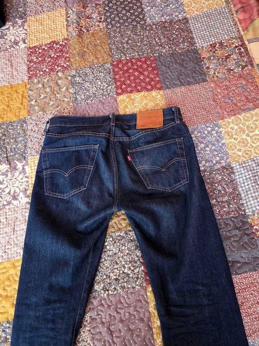 Продавам мъжки дънки Levi's 501