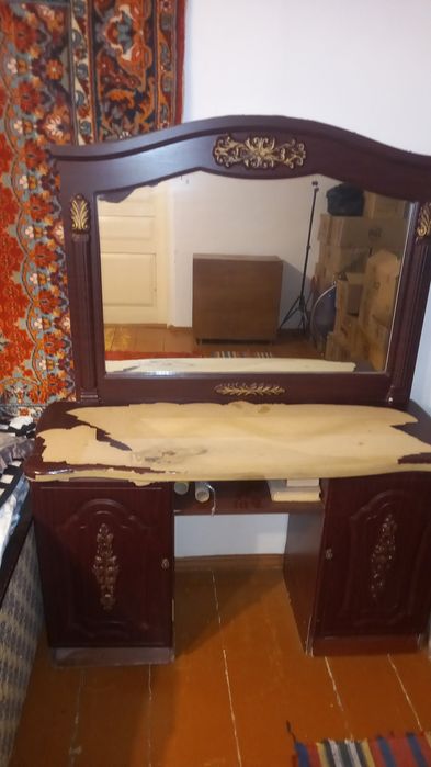 Продам трюмо не дорого.