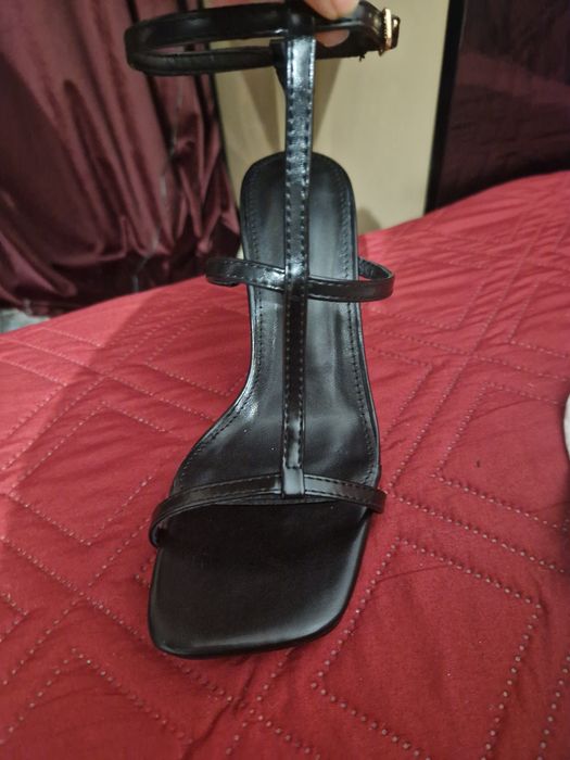 sandale cu toc deosebit