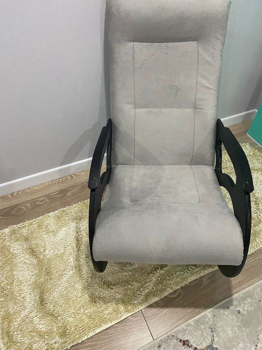 Кресло-качалка в сером цвете