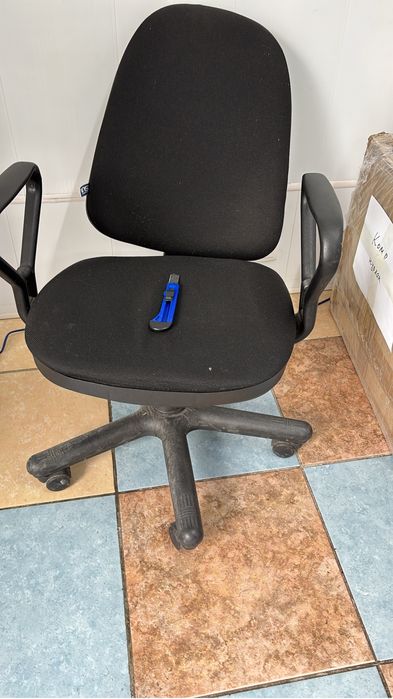 Отдам даром дверь и стулья