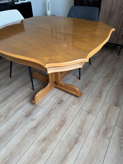 Трапезна маса от масивно дърво