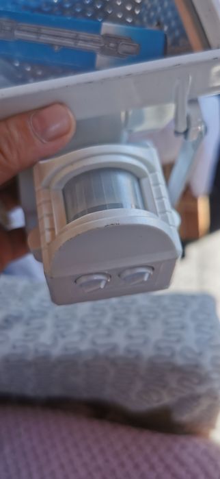 Două Proiectoare cu Halogen și Senzor de Mișcare.