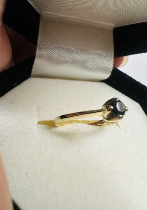 Inel de logodnă: Aur de 14 k si diamant natural negru