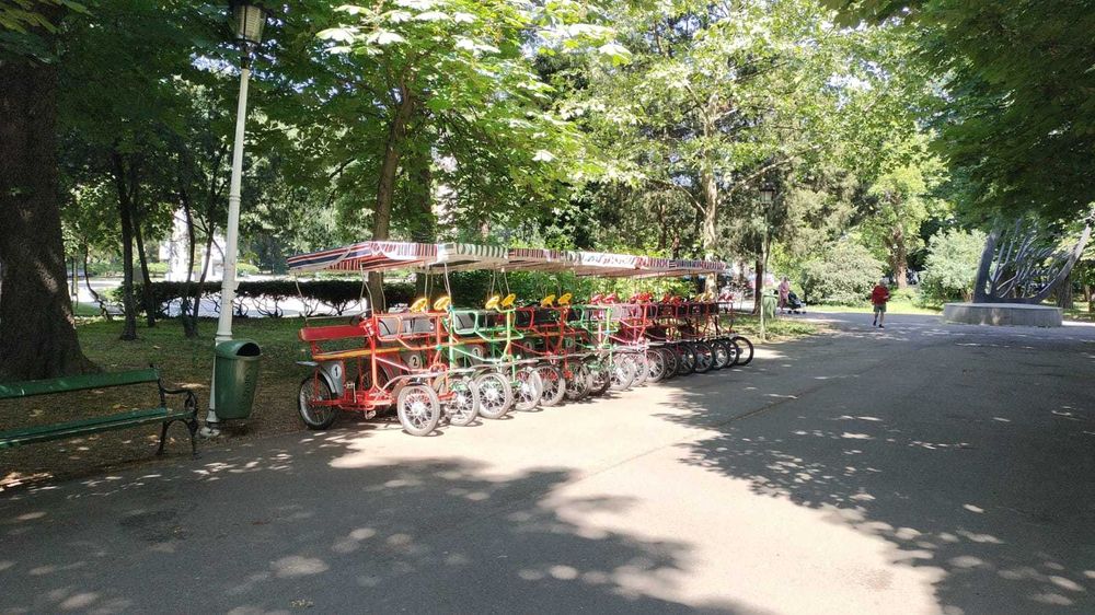 Vand biciclete de agrement pentru familie, cu acoperis si 4 roti