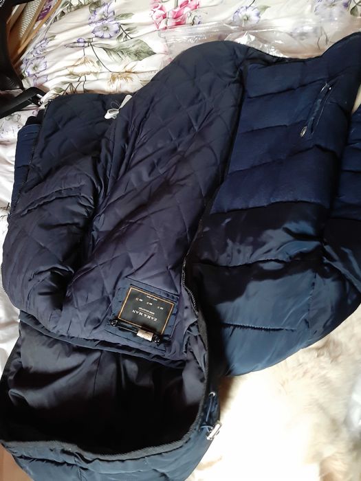 Geaca ZARA de iarna, stare buna, cu fermoarele originale, functionale.
