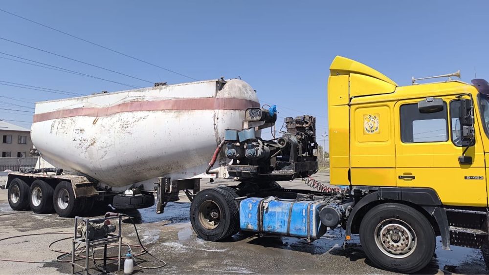 Цементовоз с тягачом