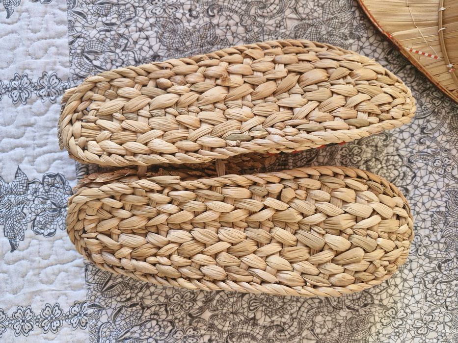 Продават се сувенирни шапка и пантовки Виетнам