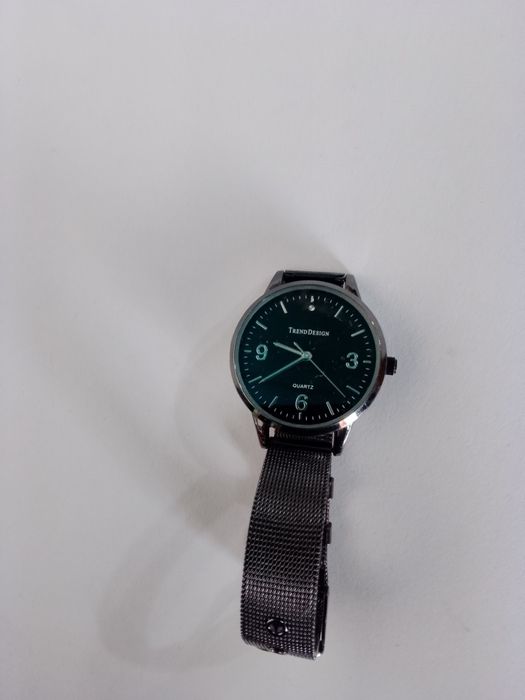 Черен дамски часовник