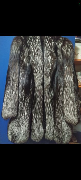 Haină de blană 46. 1600lei. Blană nouă culoare gri spicat, mâneci cu manșon. Impecabilă Haina e foarte elegantă și călduroasă. Model clasic.