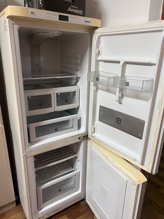 Холодильник б/у работает