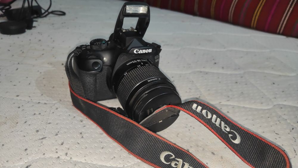 Aparat foto Canon EOS 1300D cu obiectiv 18-55mm